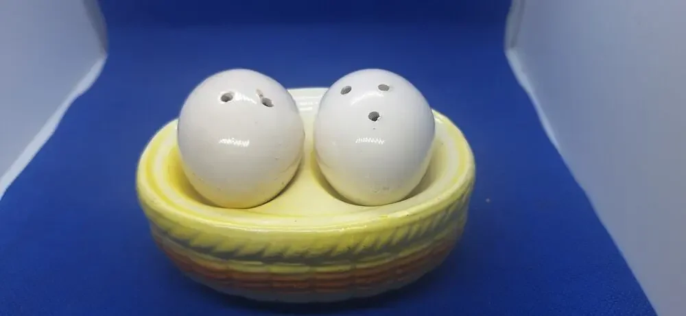Antique Egg Salt & Pepper Yellow Nest Basket Ceramic Farm Table Decor 1903